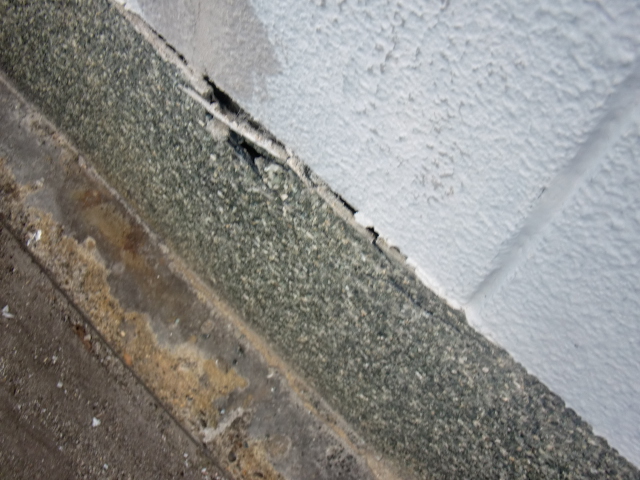 泉北郡忠岡町の劣化した塀の基礎巾木浮き