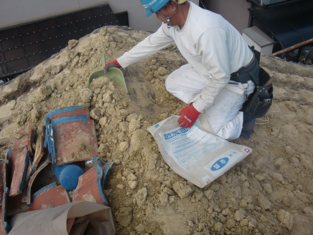 岸和田市吉井町の瓦の下の土撤去