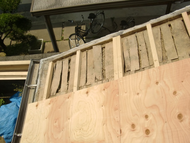 泉南市岡田の屋根下地と合板設置