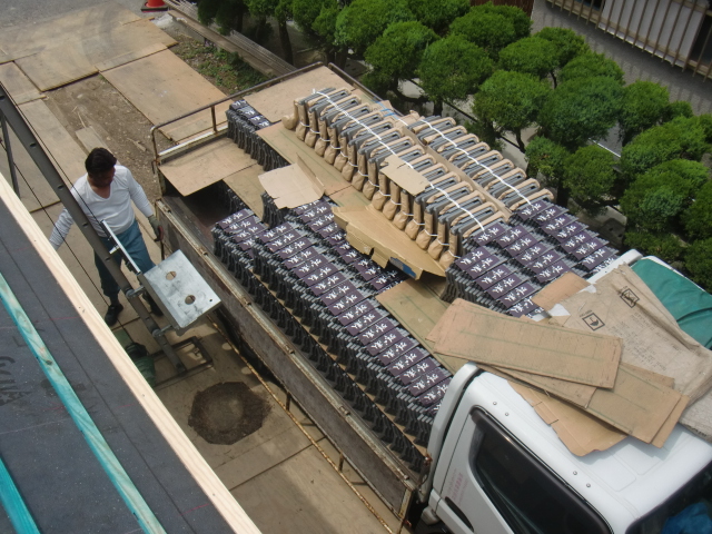 岸和田市土生町の屋根の瓦搬入
