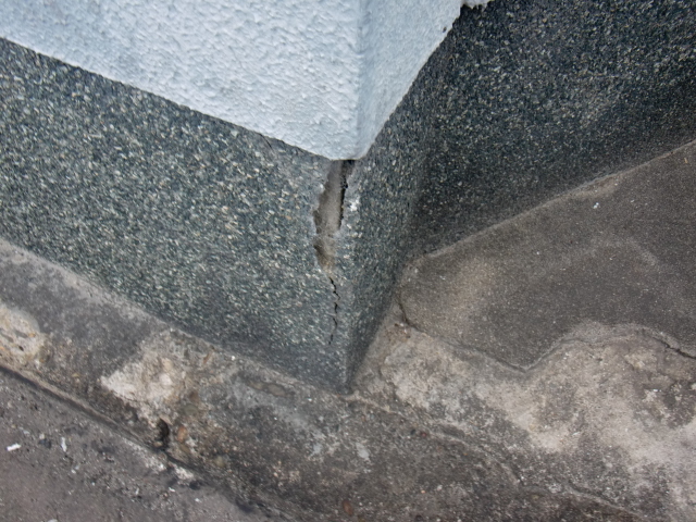 泉北郡忠岡町の劣化した塀の基礎巾木浮き