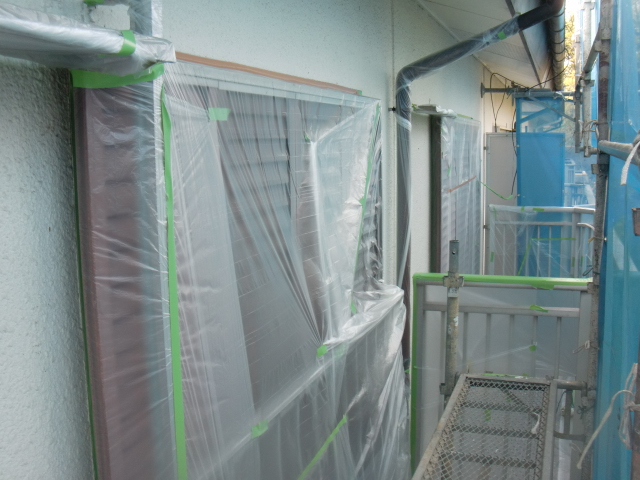 岸和田市天神山町の塗装前の付帯部分の養生