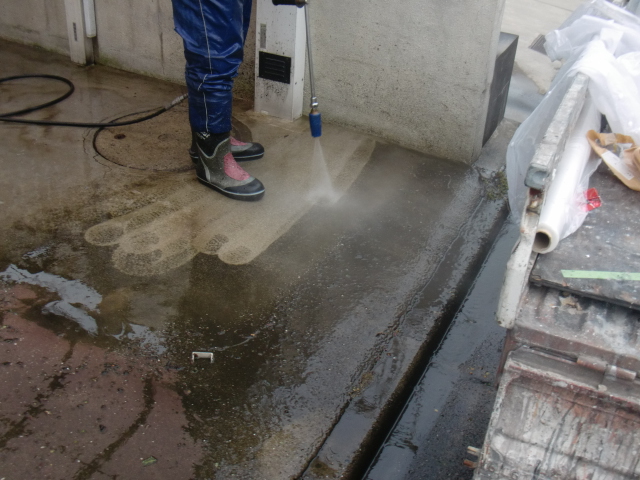 岸和田市岡山町の駐車スペースの土間洗浄