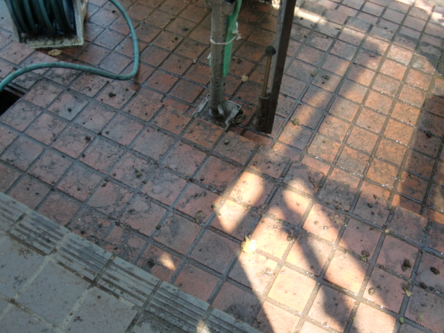 岸和田市天神山町の玄関タイルも洗浄