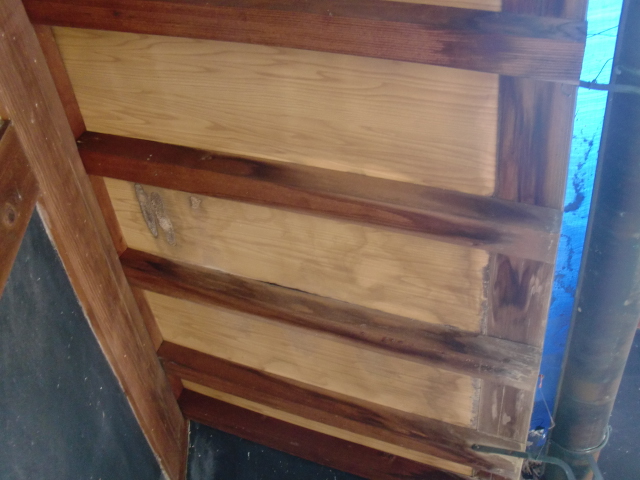 岸和田市土生町の下屋根の既存の軒天井板