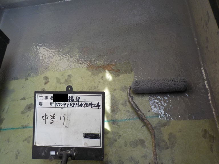 泉佐野市のベランダの中塗り状況