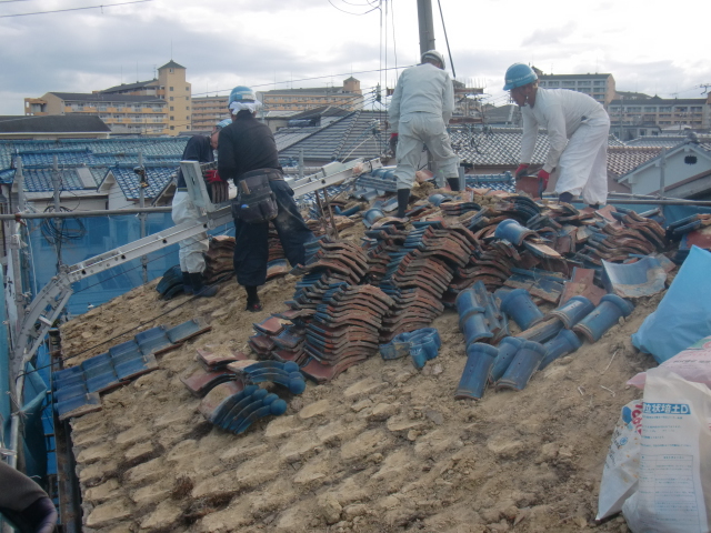 岸和田市吉井町の屋根葺き替えの様子