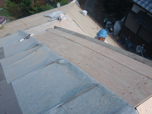 岸和田市土生町の軒天井に屋根の下地設置