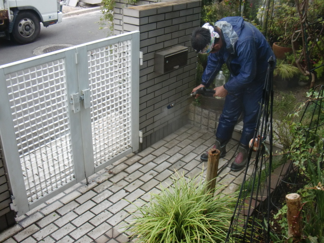 岸和田市岡山町の玄関アプローチのタイル洗浄