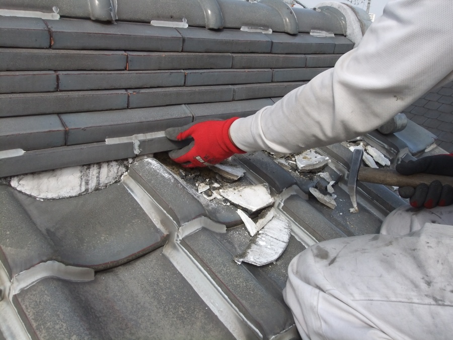 岸和田市土生町の既存の漆喰撤去中