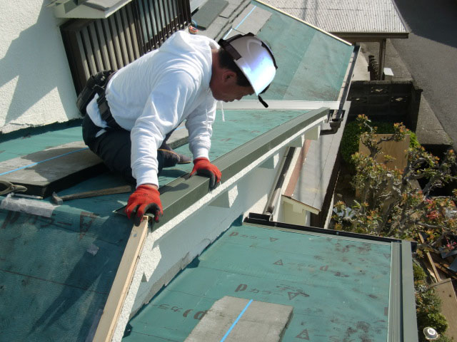 泉南市岡田の屋根のケラバ水切り取り付け