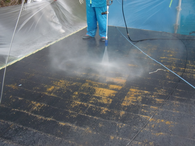 岸和田市天神山町の屋根の苔も除去する高圧洗浄