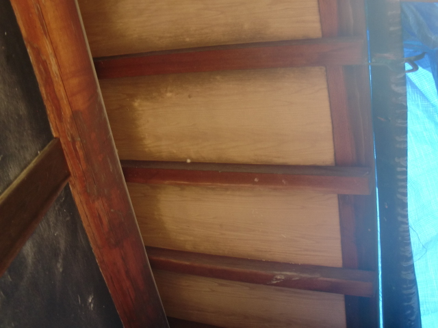 岸和田市土生町の下屋根の既存の軒天井板