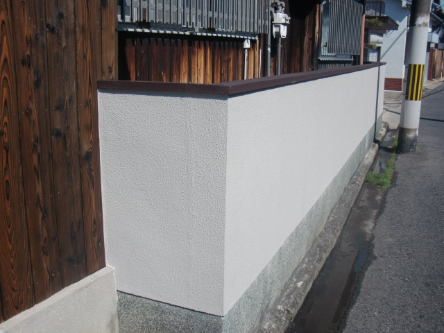 泉北郡忠岡町の塀の笠木も塗装