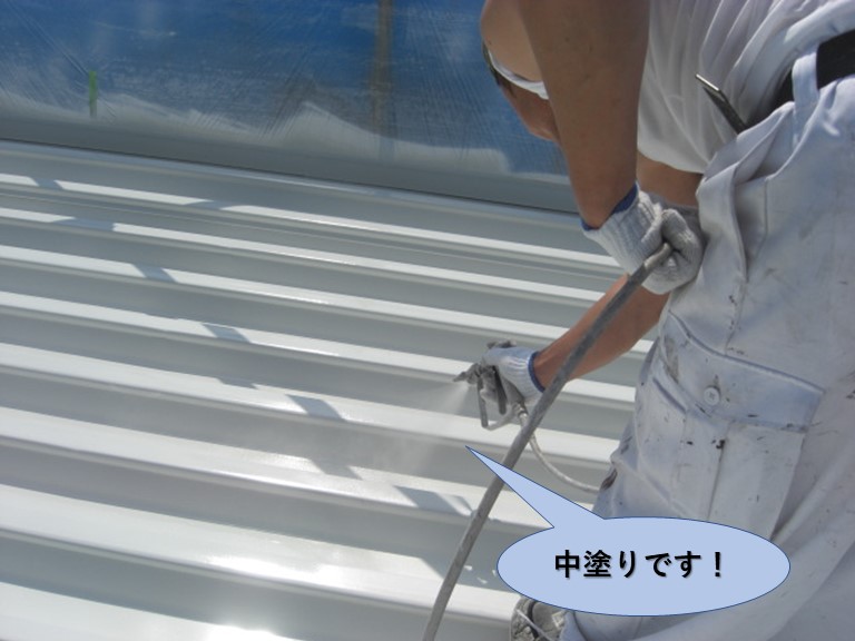 岸和田市の折板屋根を中塗りです！