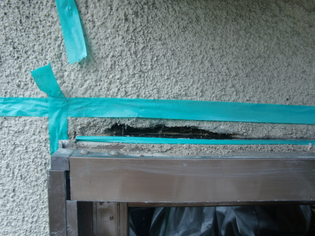 岸和田市畑町の掃き出し窓の周りにコーキング打ち