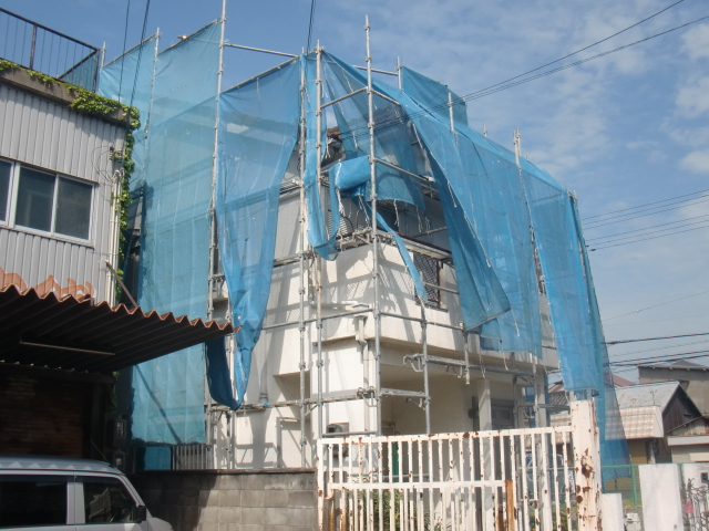 岸和田市春木旭町の屋根葺き替えの足場設置