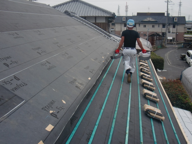岸和田市土生町の屋根に瓦荷揚げ
