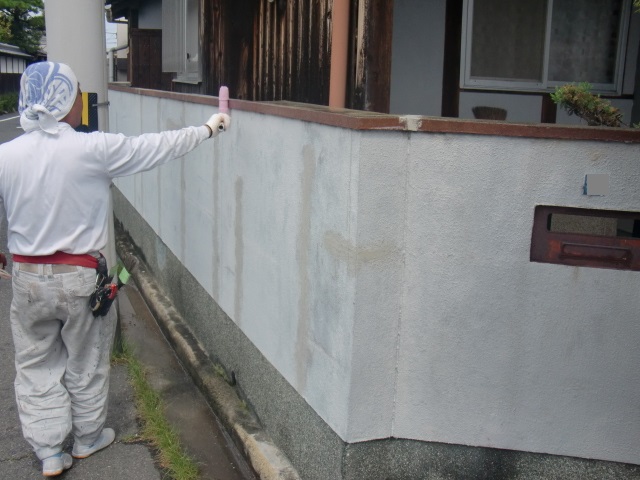 泉北郡忠岡町の塀の笠木下塗り