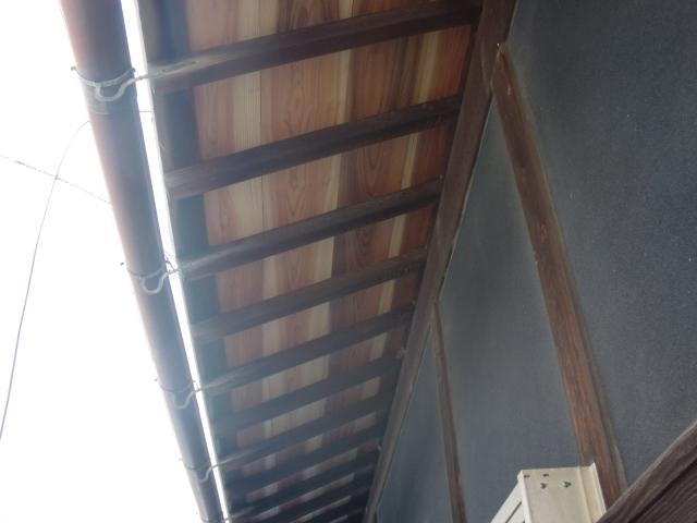 岸和田市土生町の玄関周りの軒天井張替え