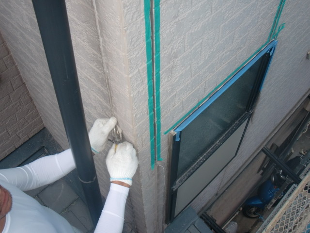 岸和田市八田町の外壁シーリングうち替え状況