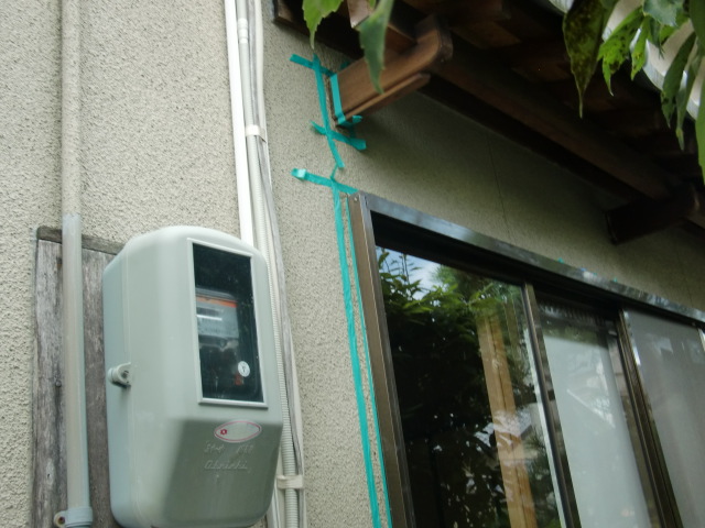 岸和田市畑町のサッシ回りにマスキングテープ貼り