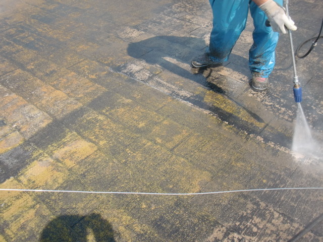 岸和田市摩湯町で屋根の洗い作業