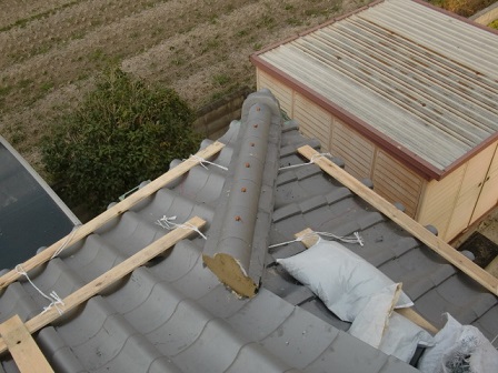 岸和田市東大路町の和瓦の屋根葺き替えで棟瓦の設置など