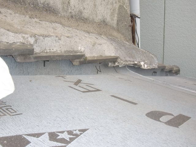 泉北郡忠岡町で屋根の防水シートを立ち上がりまで設置