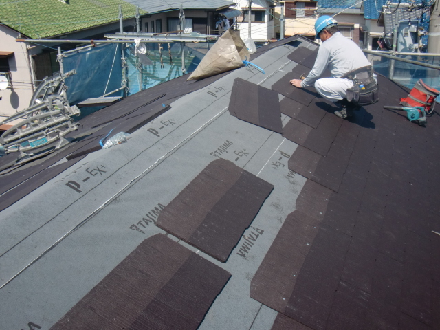 岸和田市吉井町の屋根瓦を下から張ります