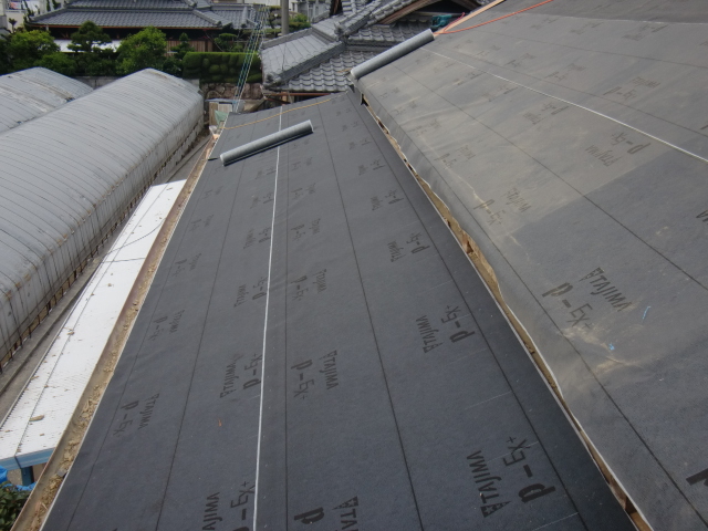 岸和田市土生町の下屋根の軒天井板の上にルーフィング張り