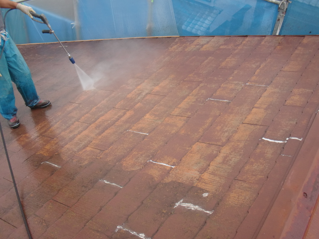 岸和田市摩湯町の屋根洗浄の様子