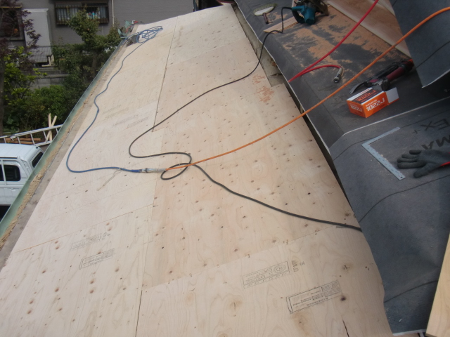 岸和田市土生町の下屋根の軒天井板の上に下地設置