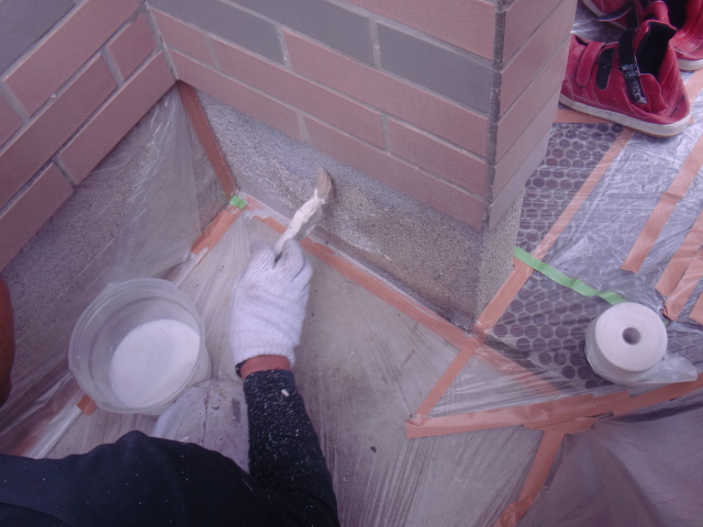 岸和田市吉井町の基礎巾木も下塗り