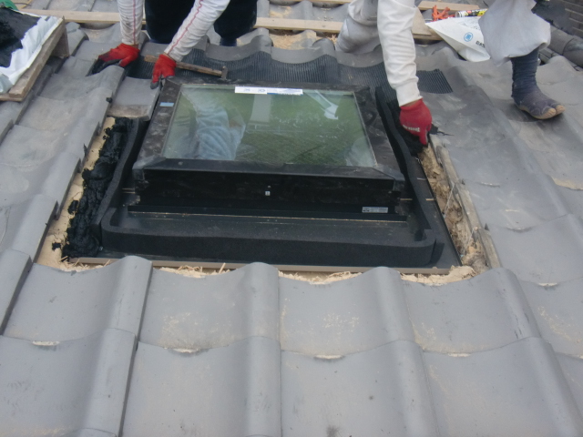 岸和田市内畑で天窓設置後瓦復旧