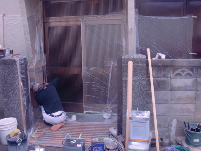 岸和田市吉井町のタイル部塗装で養生