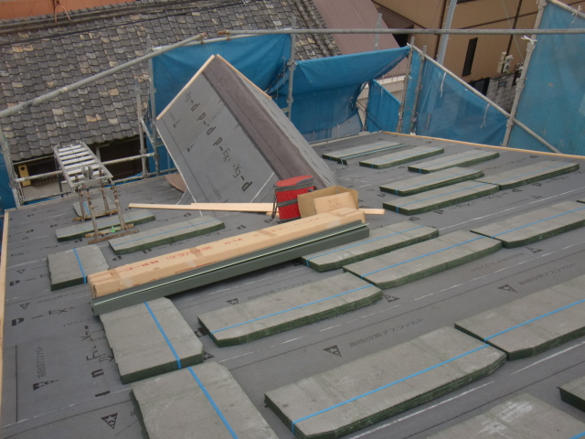 岸和田市春木本町の屋根材搬入状況