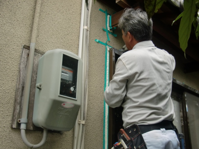 岸和田市畑町の掃き出し窓周りのコーキングヘラ押さえ