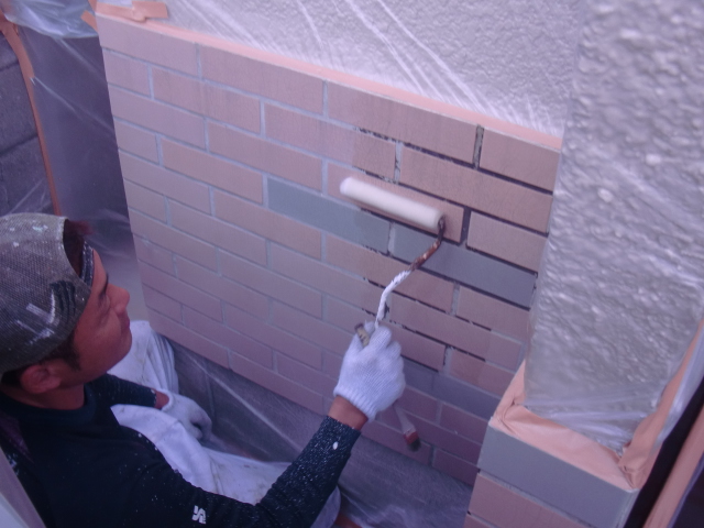 岸和田市吉井町の玄関先のタイル部下塗り