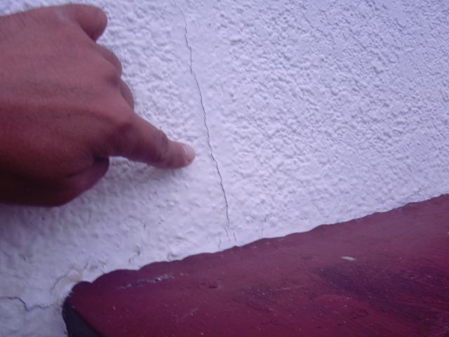 阪南市の庇の取り合いからクラック