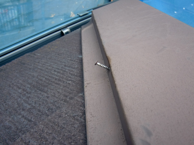 岸和田市西之内町の棟板金を留めている釘