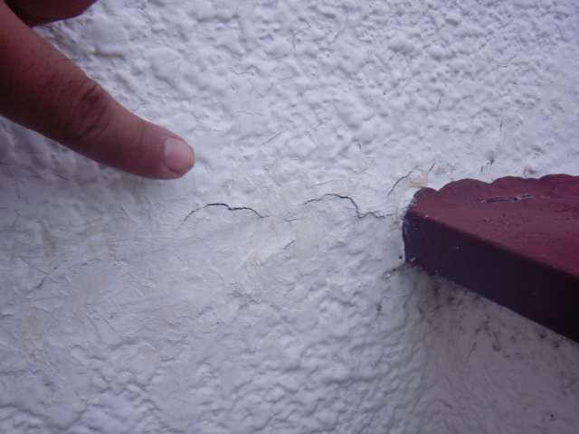 阪南市の庇の取り合いにクラック