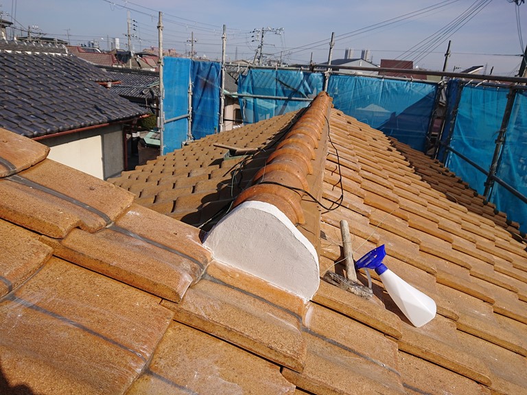 熊取町の棟尻の漆喰詰め直し