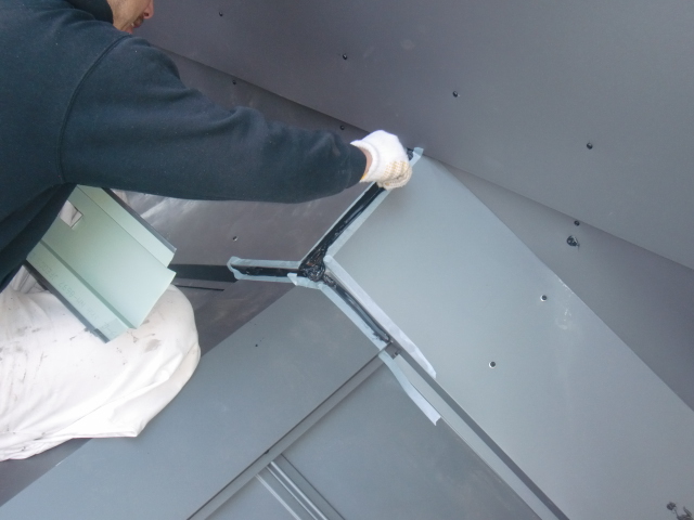 泉北郡忠岡町のケラバにコーキング充填