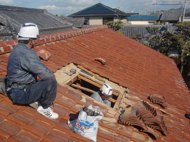 岸和田市西之内町で採光窓設置の開口中