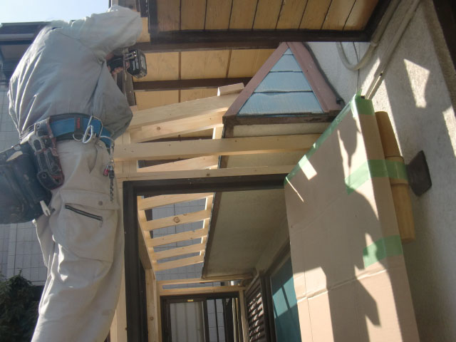 岸和田市土生町の物干し場の屋根下地設置