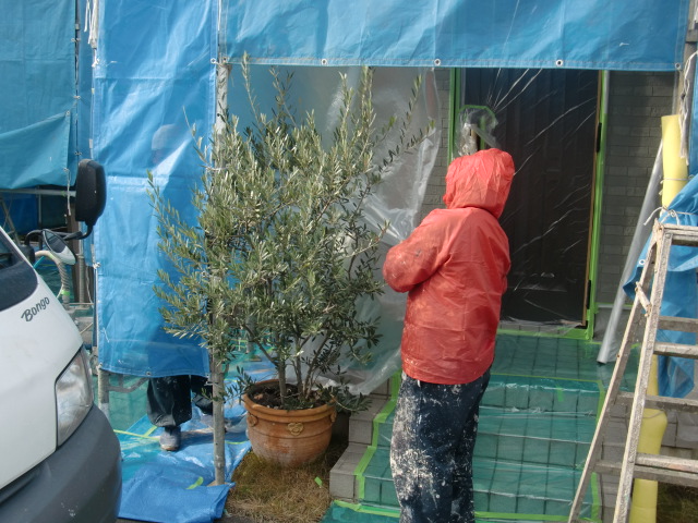 岸和田市尾生町の塗装工事の養生作業