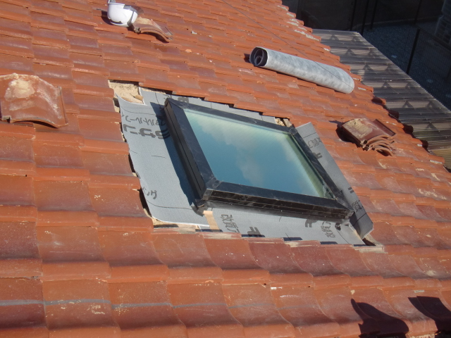 岸和田市西之内町で採光窓周りにルーフィング設置