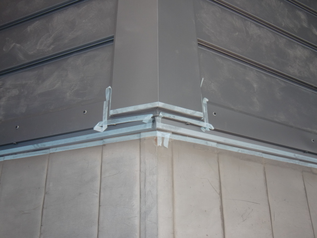 泉北郡忠岡町のケラバにコーキング充填