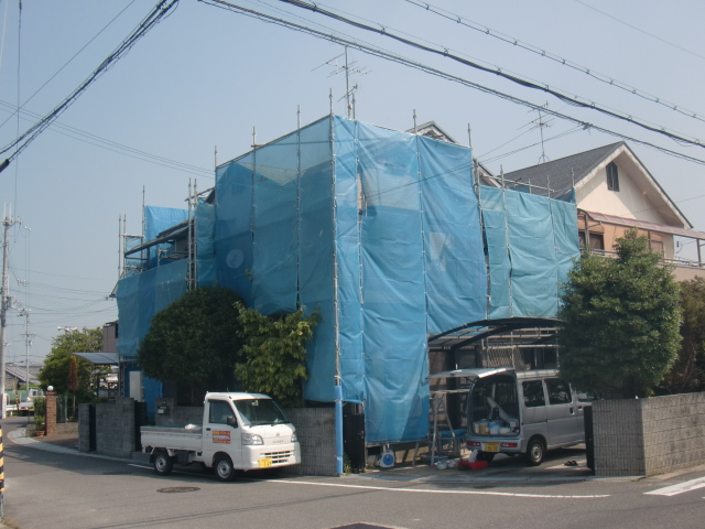 岸和田市八田町の仮設足場にメッシュシート設置